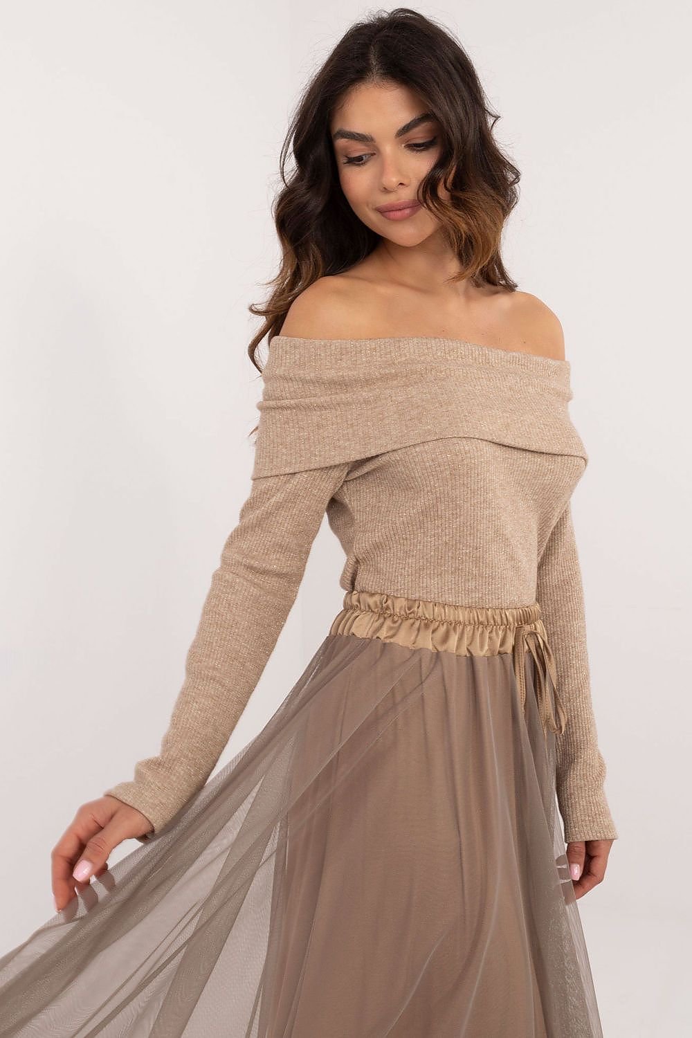 Off-shoulder knit jumper