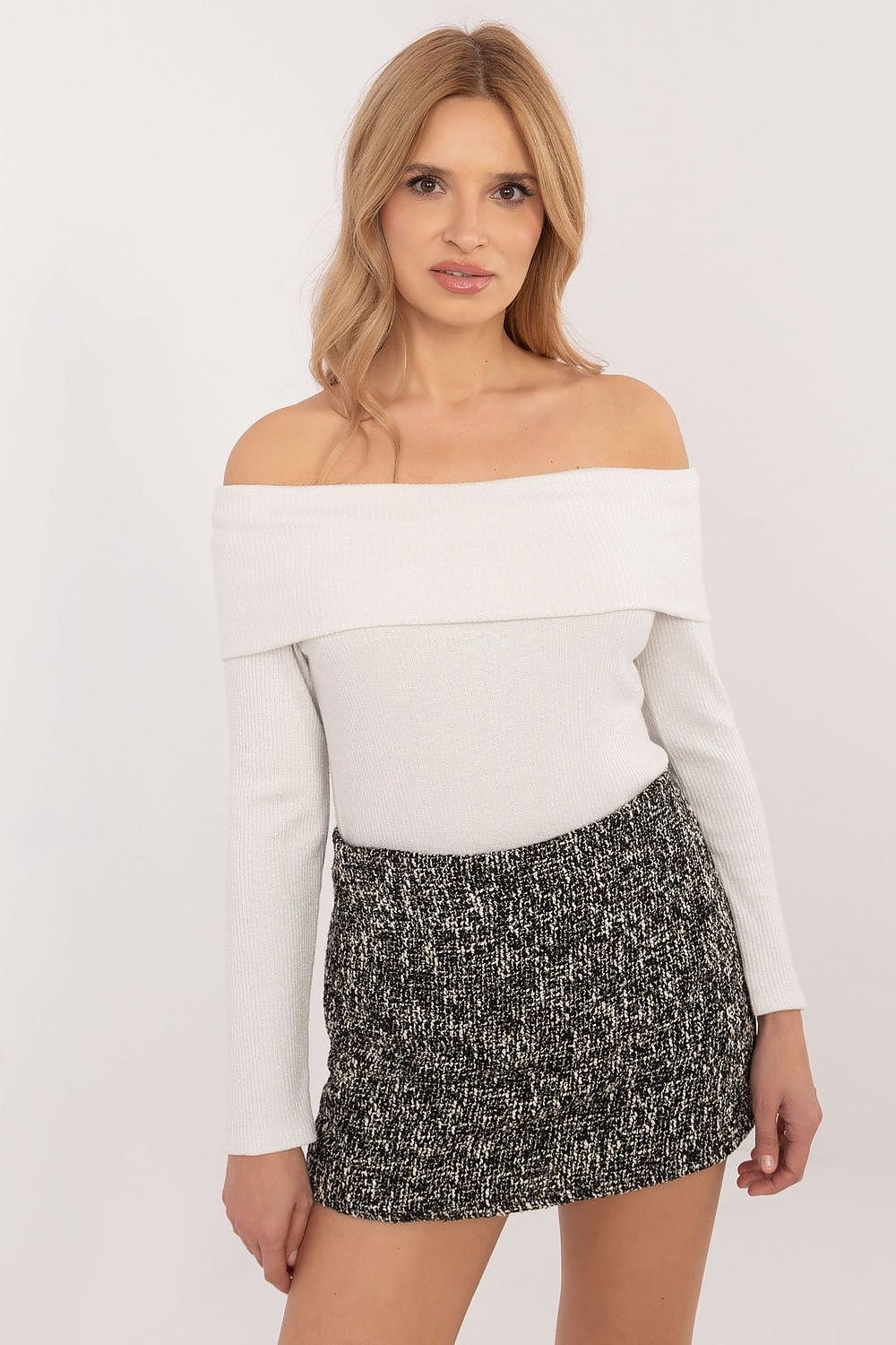 Off-shoulder knit jumper