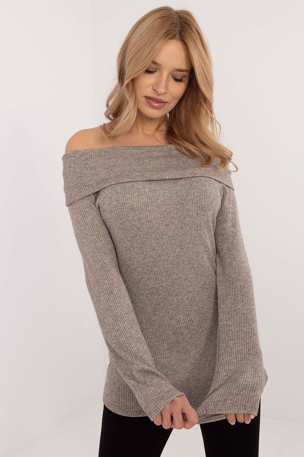 Off-shoulder knit jumper